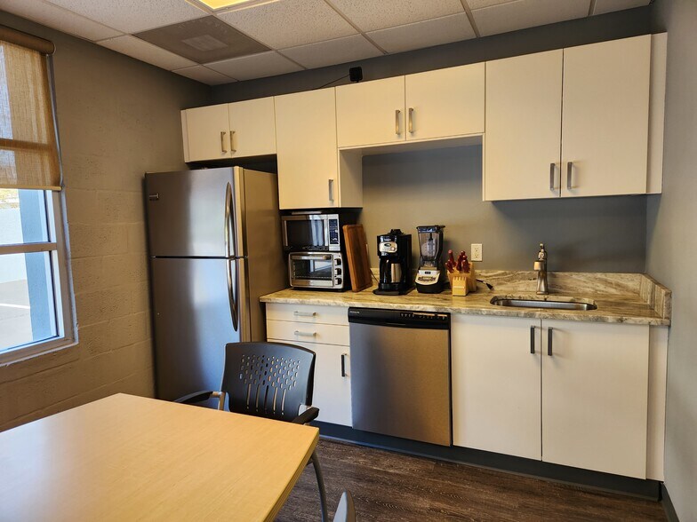 More Photos Of 4409 W El Prado Blvd, Tampa Office For Sale