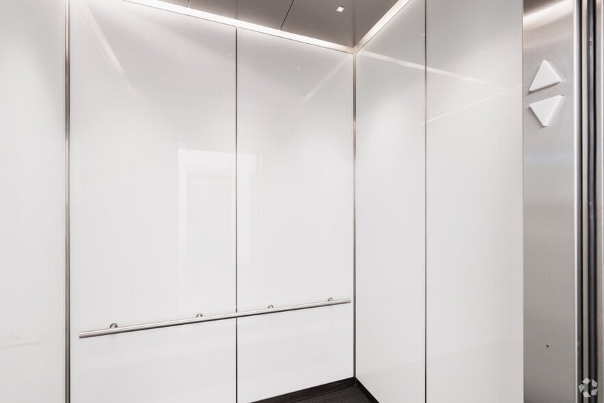 More Photos Of 25 Kent Ave, Brooklyn Office For Lease