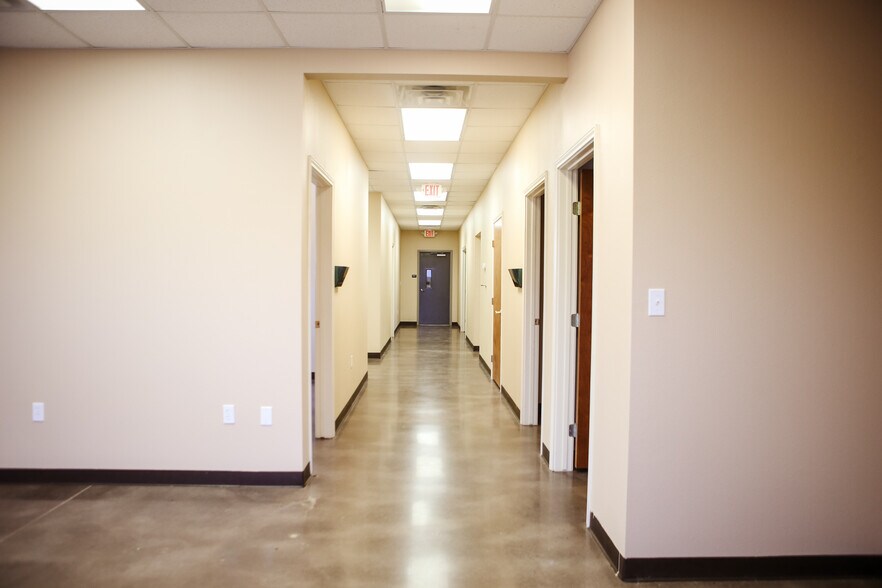 More Photos Of 2103 Longwood Dr, Brenham Warehouse For Lease