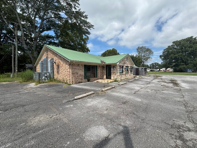 More Photos Of 607 4th St NW, Red Bay General Retail For Sale