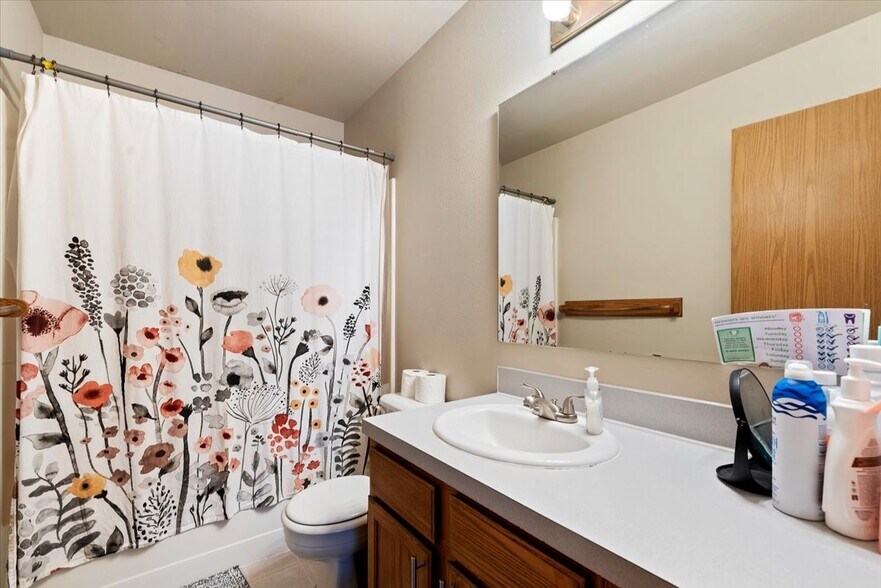 More Photos Of 2073 N Woodford Ave, Meridian Multifamily For Sale