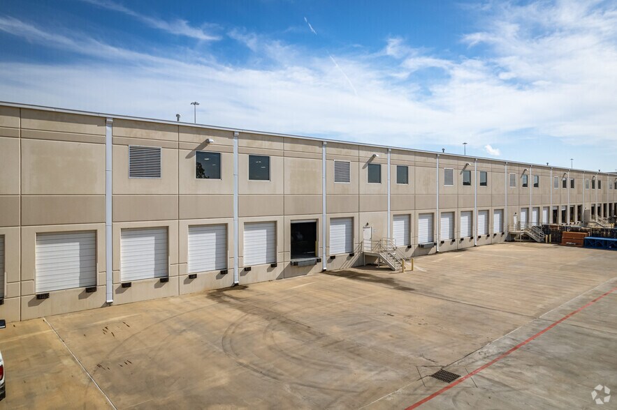 More Photos Of 10401 S Sam Houston Pky W, Houston Distribution For Lease