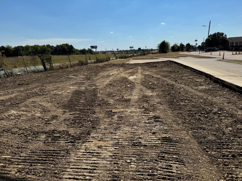 Primary Photo Of 3300 Glenshire dr, Balch Springs Freestanding For Sale