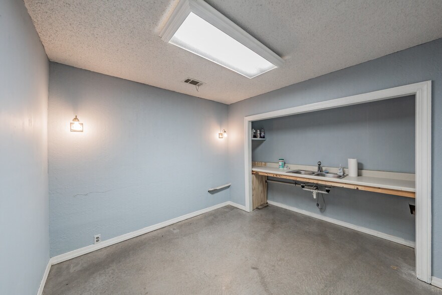 More Photos Of 7235 Glenview Dr, Richland Hills Office For Sale