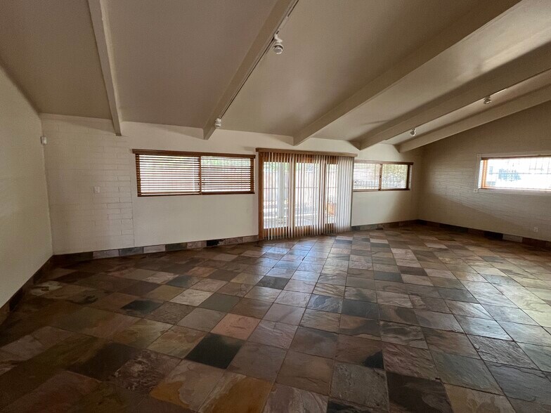 More Photos Of 3909 Vegas Dr, Las Vegas Office For Sale