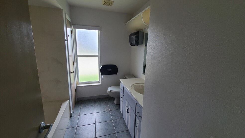 More Photos Of 11997 S US Highway 441, Belleview Auto Dealership For Lease