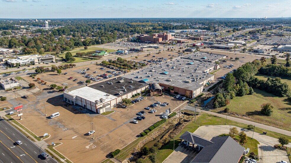 More Photos Of 102 Thomas Rd, West Monroe Medical For Sale
