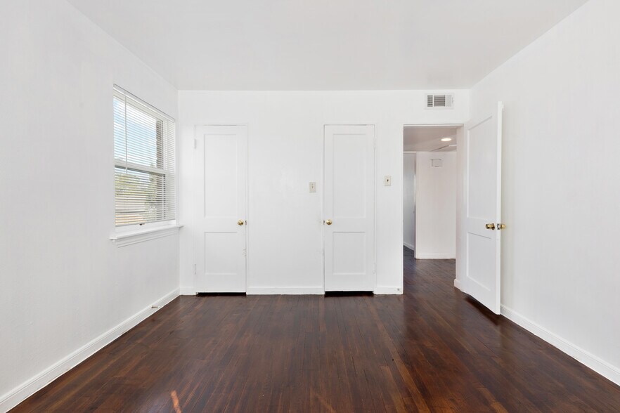 More Photos Of 5804 Newcastle St, Bellaire Office For Lease