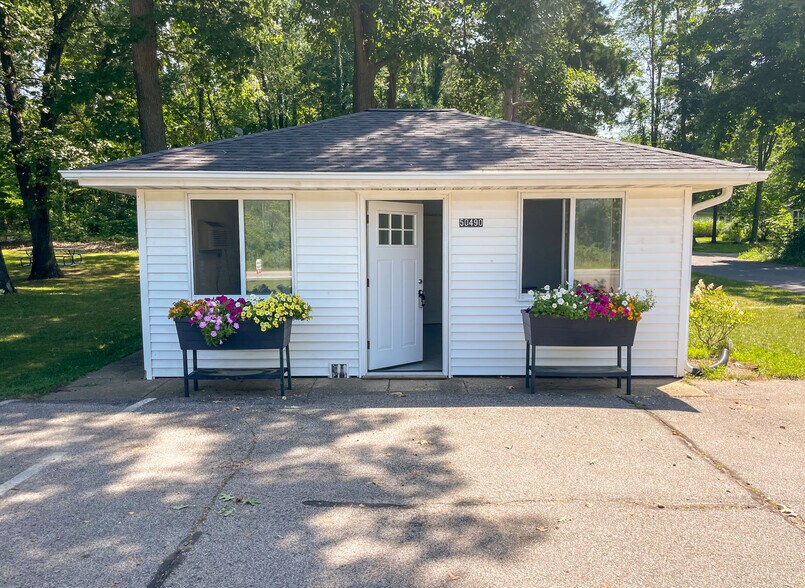 More Photos Of 50463 M-152, Dowagiac General Retail For Sale