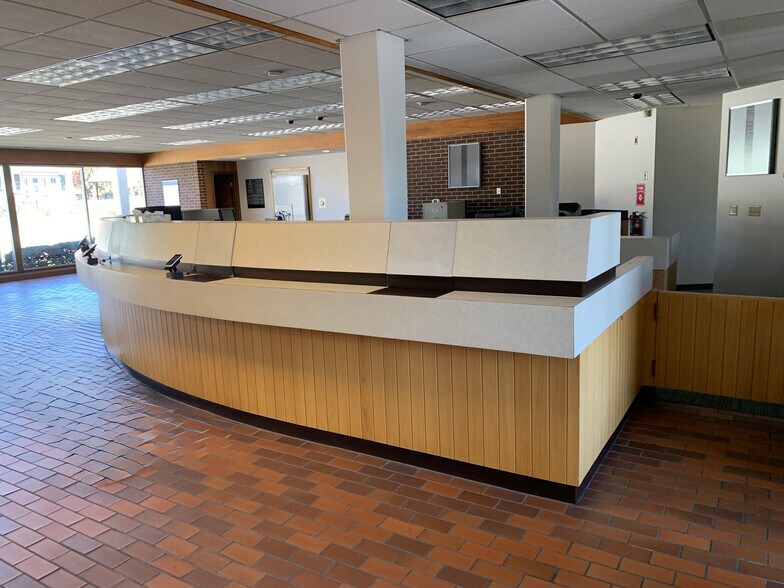 More Photos Of 132 E Main St, Hortonville Bank For Lease