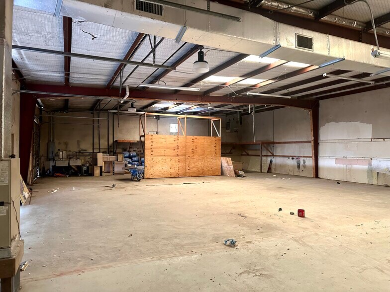 More Photos Of 4722 Shavano Oak, San Antonio Light Manufacturing For Sale