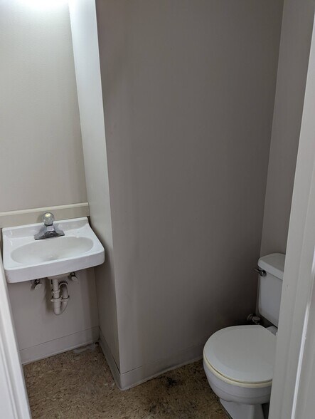 More Photos Of 535 S Emporia St, Wichita Flex For Lease