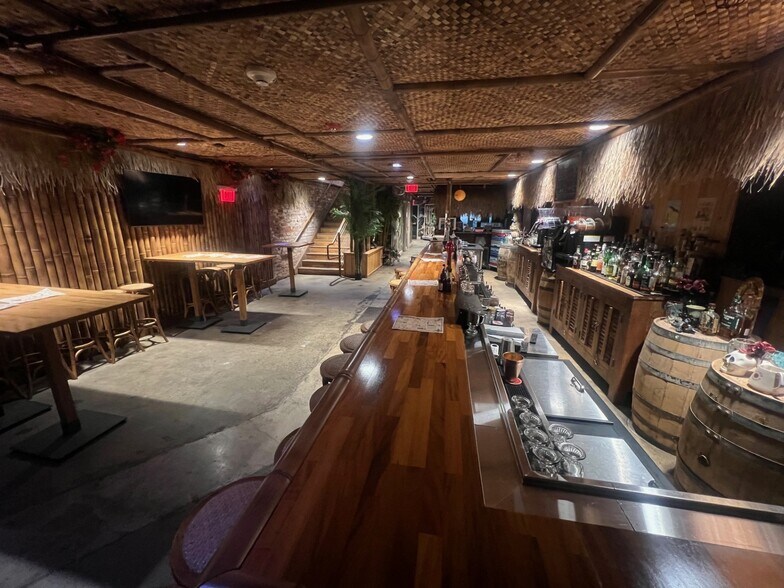 More Photos Of 1621-1623 Main St, Columbia Storefront For Sale