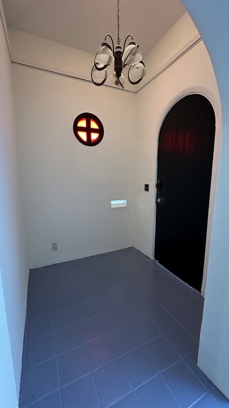 More Photos Of 111 S Dos Caminos Ave, Ventura General Retail For Lease