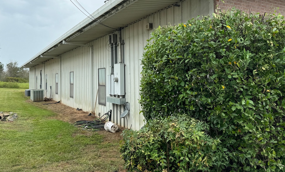 More Photos Of 103 Industrial Park Dr, Perry Distribution For Lease