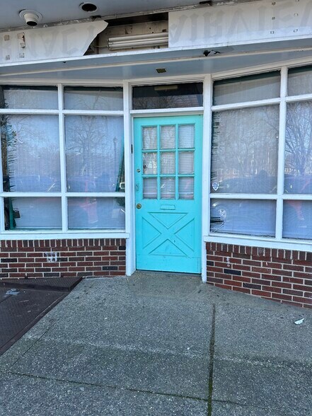 More Photos Of 1192 Yorkship Sq, Camden Storefront Retail Residential For Lease