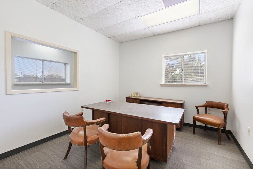 More Photos Of 13568 Oil Field Rd, Conroe Office Residential For Lease