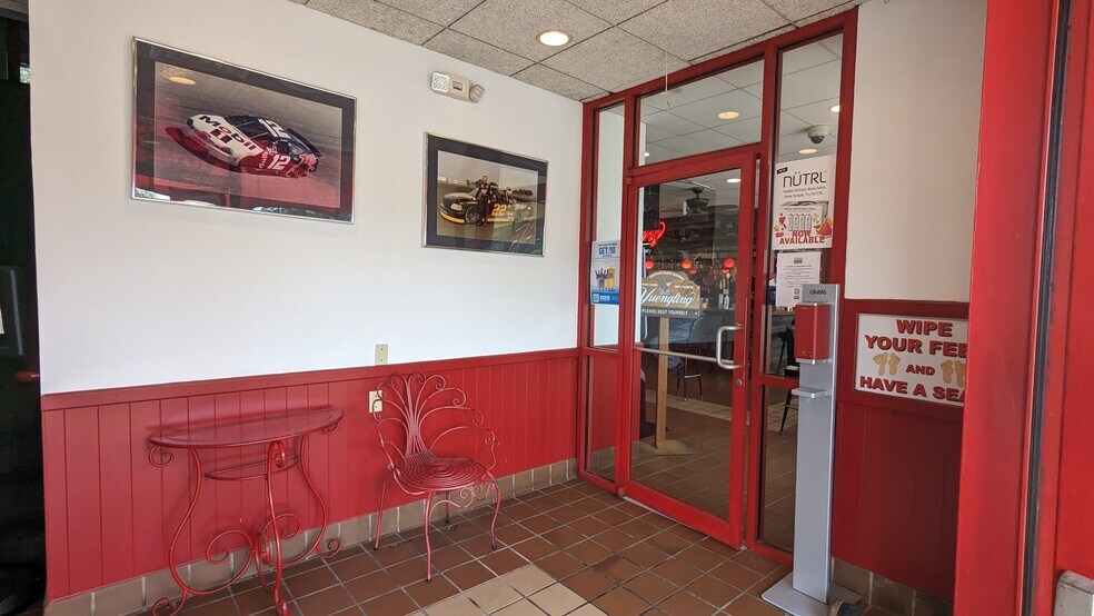 More Photos Of 192 E Main St, Lexington Restaurant For Sale