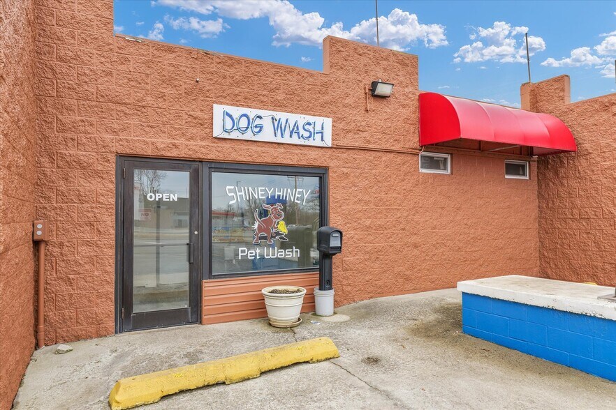 More Photos Of 110 W Lincoln Ave, Charleston Carwash For Sale