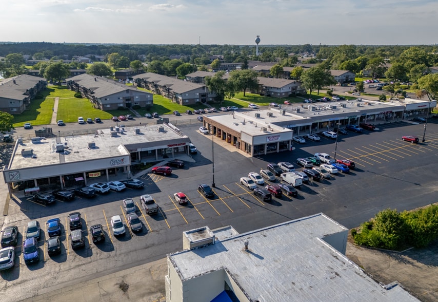 Primary Photo Of 10S620-10S644 S Kingery Hwy, Willowbrook Auto Repair For Sale