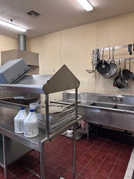 More Photos Of 1609 E Harbor St, Warrenton Hotel For Sale