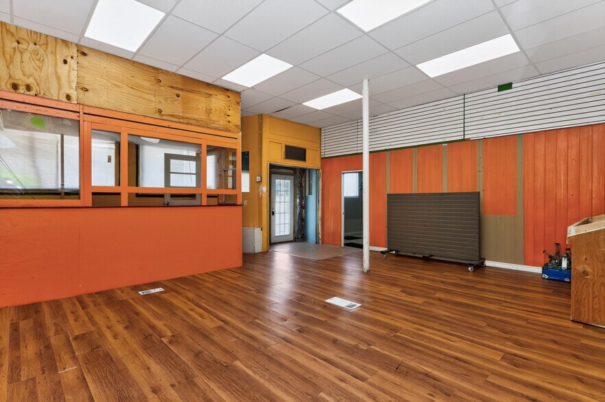 More Photos Of 41 Chestnut St, Amsterdam Storefront Retail Residential For Sale