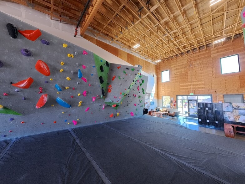 More Photos Of 2405 SW 1st St, Redmond Industrial For Lease