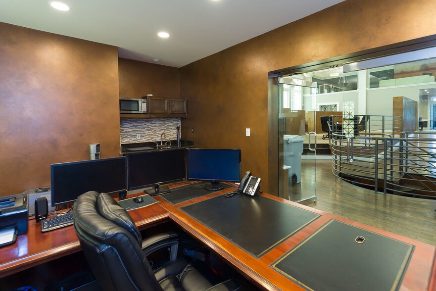 More Photos Of 871 N Park St, Columbus Office For Sale