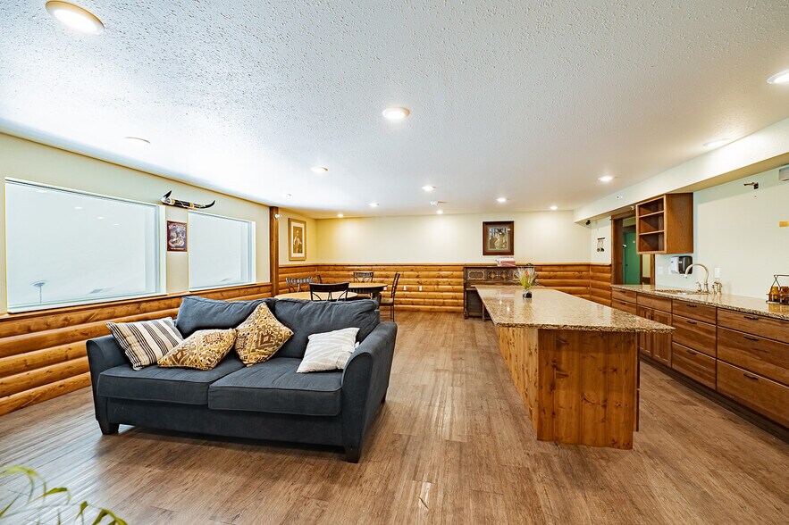 More Photos Of 461 Munson Ave, Traverse City Hotel For Sale