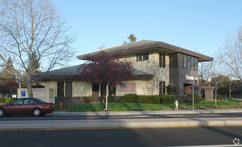 More Photos Of 299 Fairchild Dr, Mountain View Light Distribution For Lease