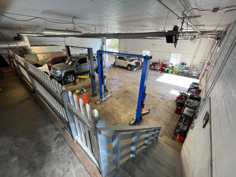 More Photos Of 630 Long Rd, Pittsburgh Showroom For Sale