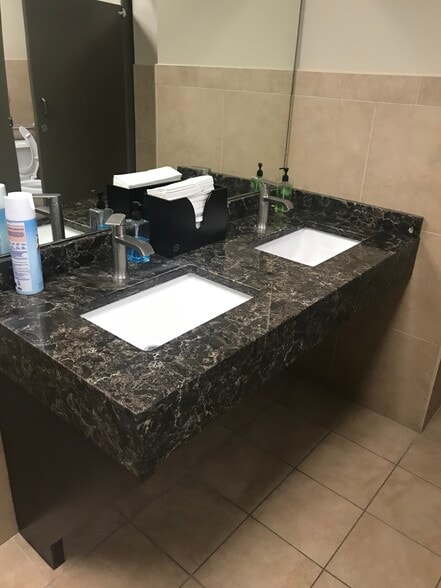 More Photos Of 366 Regency Pky, Omaha Medical For Lease