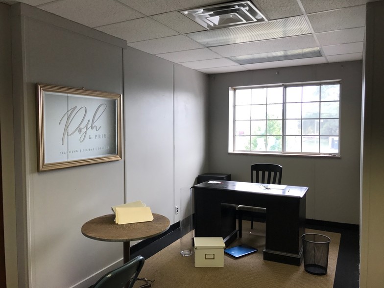 More Photos Of 2820 W Maple Rd, Troy Office For Lease