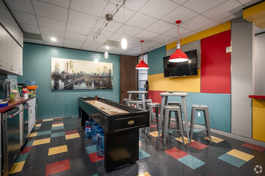 More Photos Of 1717 St. James Place, Houston Office For Lease