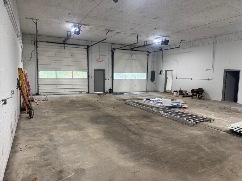 More Photos Of 5 McGovern Blvd, Crescent Flex For Lease