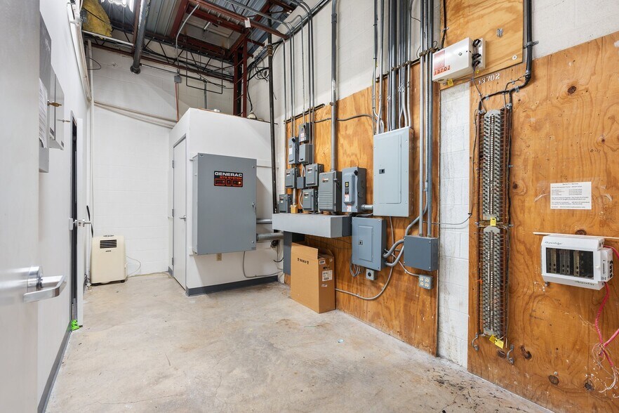 More Photos Of 13702 Gamma Rd, Dallas Light Manufacturing For Sale