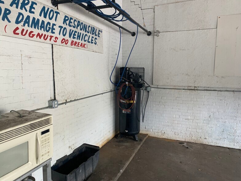 More Photos Of 5106 N Main St, Jacksonville Service Station For Sale