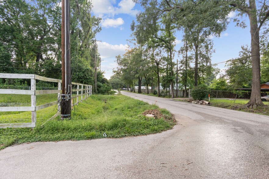 More Photos Of 9104 N Green River Dr, Houston Specialty For Sale