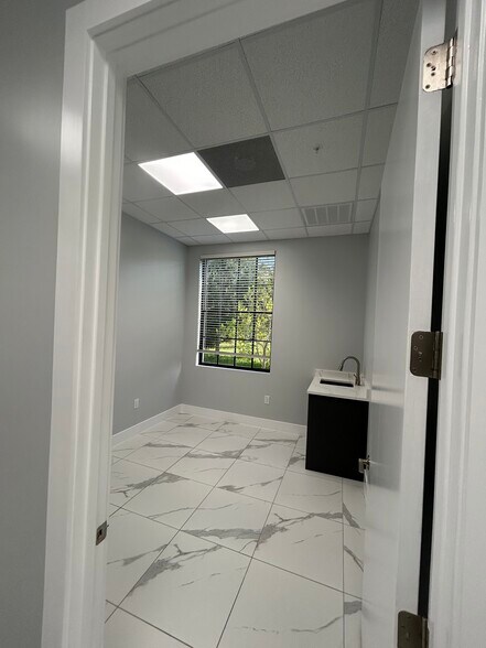 More Photos Of 22904 Lyden Dr, Estero Medical For Lease