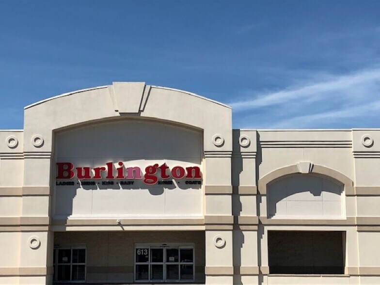 More Photos Of 6920-6930 W Kellogg Dr, Wichita Freestanding For Lease