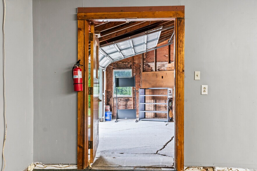 More Photos Of 680 Maine Ave, Farmingdale Storefront Retail Office For Lease