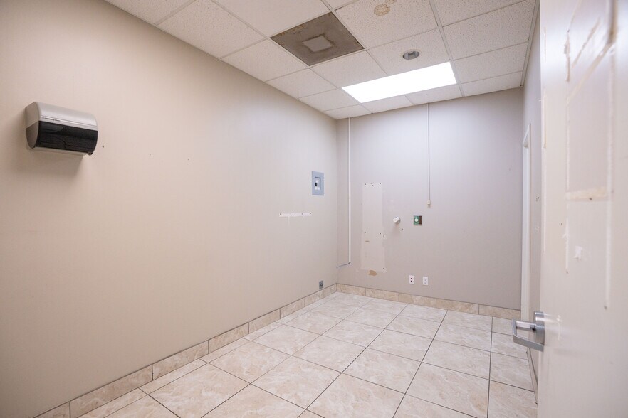 More Photos Of 3628 N Lecanto Hwy, Beverly Hills Veterinarian Kennel For Sale