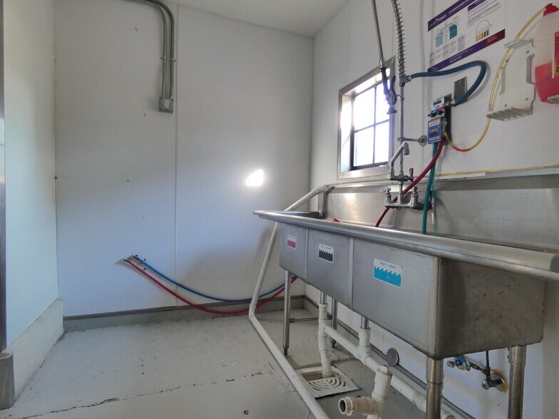 More Photos Of 1704 Avenue D, Rosenberg Specialty For Lease