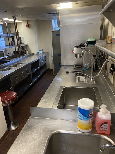 More Photos Of 333 N Charles St, Baltimore Storefront Retail Office For Lease