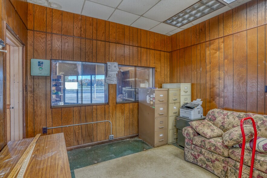 More Photos Of 6975 Old Beach Rd, Frederica Auto Repair For Sale