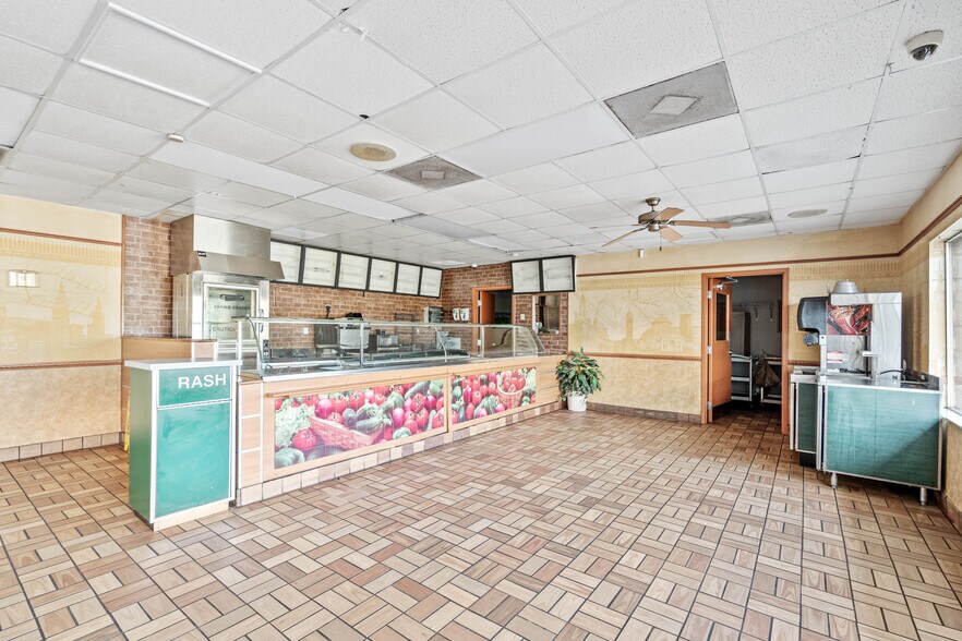 More Photos Of 5 Lane St, Yemassee Storefront For Sale