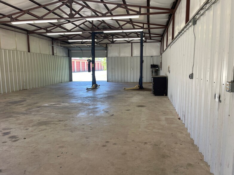 More Photos Of 15 Oak Dr, Shawnee Self Storage For Lease