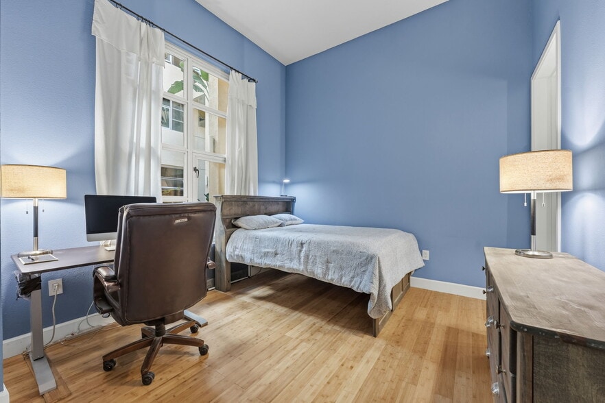 More Photos Of 133 The Promenade N, Long Beach Multifamily For Sale