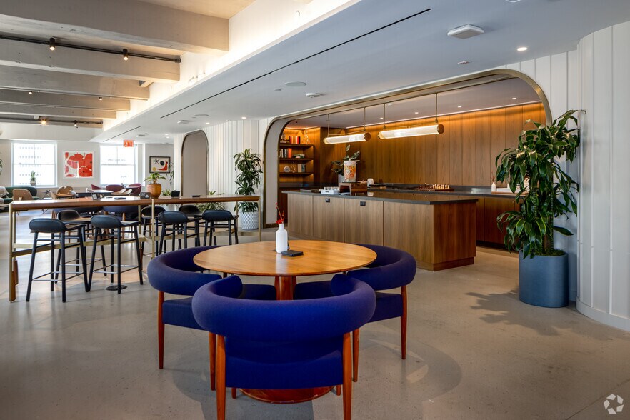 More Photos Of 75 Rockefeller Plaza, New York Office For Sale