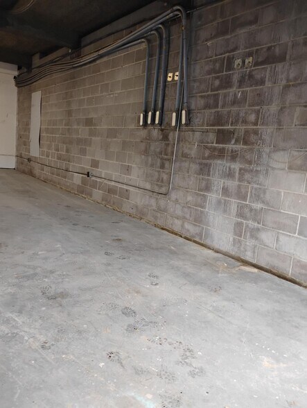 More Photos Of 111 Tibet Ave, Savannah Self Storage For Lease